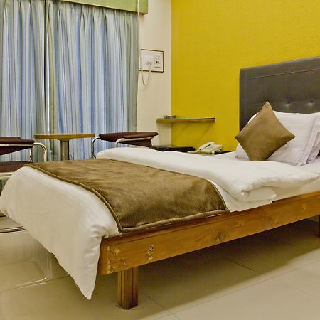Hotel Executive Сурат Экстерьер фото