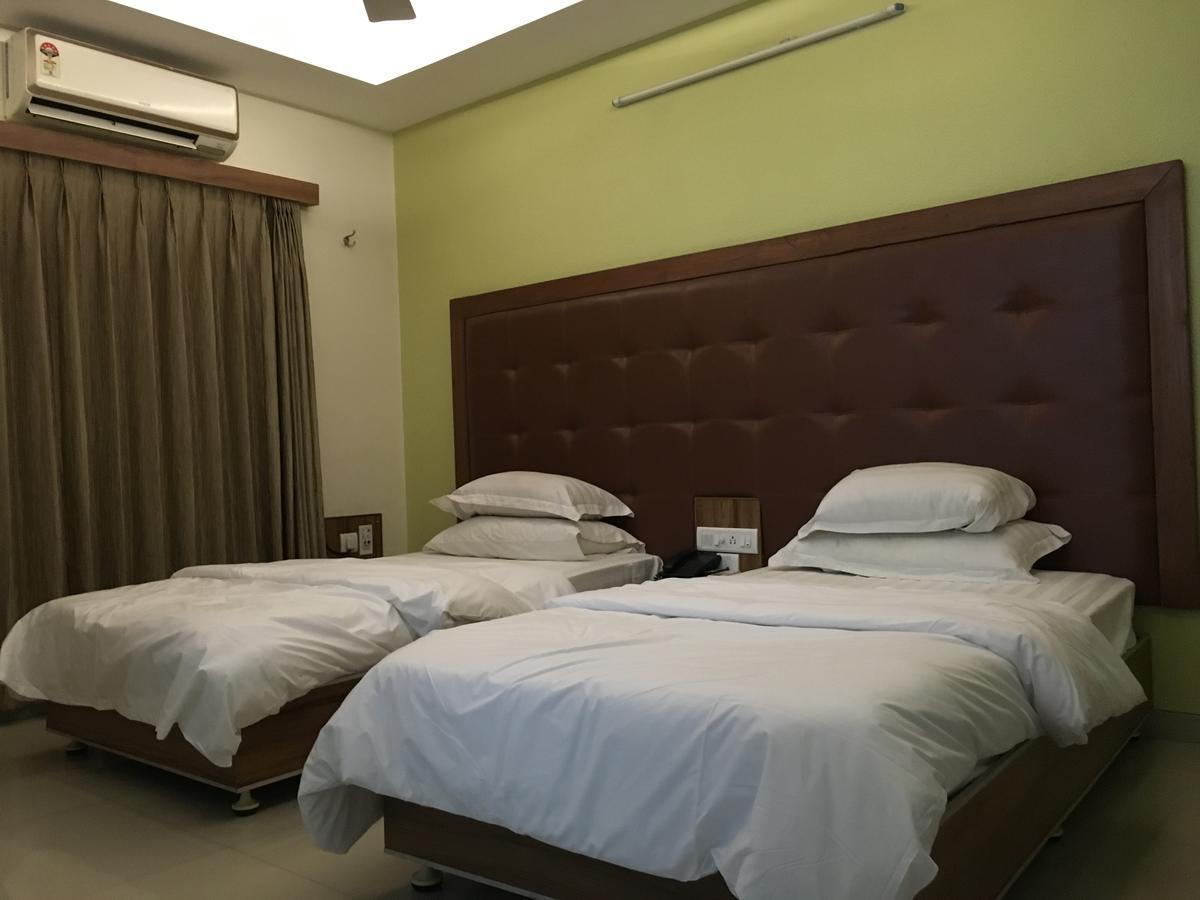 Hotel Executive Сурат Экстерьер фото