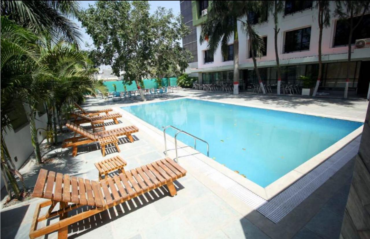 Hotel Executive Сурат Экстерьер фото