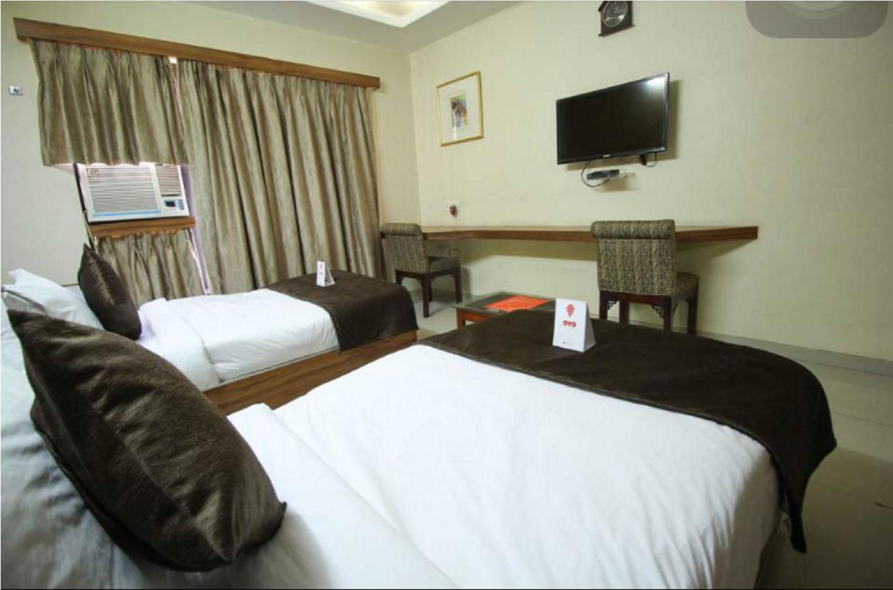 Hotel Executive Сурат Экстерьер фото