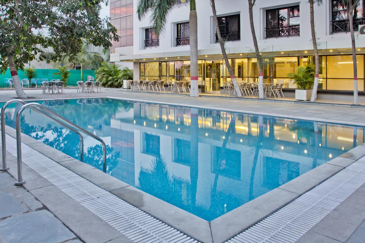 Hotel Executive Сурат Экстерьер фото