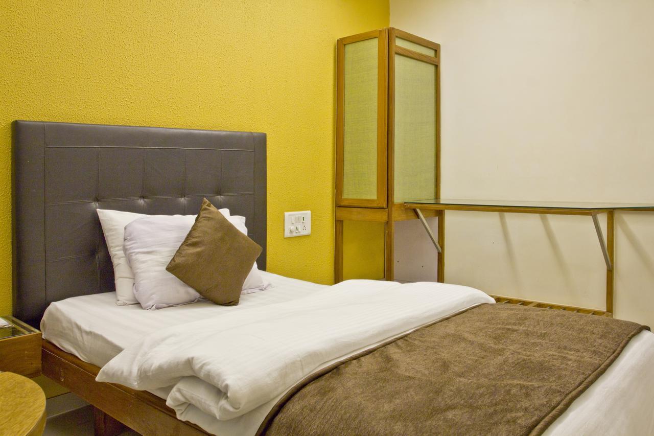 Hotel Executive Сурат Экстерьер фото
