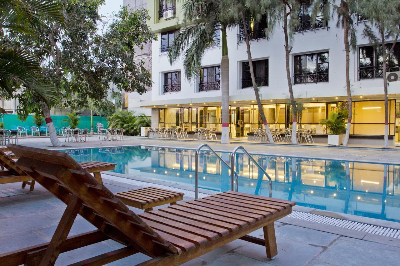 Hotel Executive Сурат Экстерьер фото