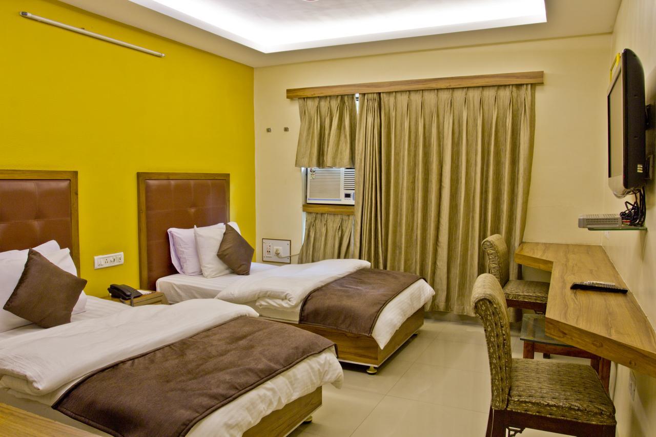 Hotel Executive Сурат Экстерьер фото